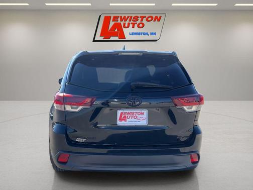 Midnight Black Metallic 2019 Toyota Highlander SE