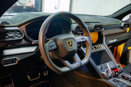 2024 Lamborghini Urus Performante