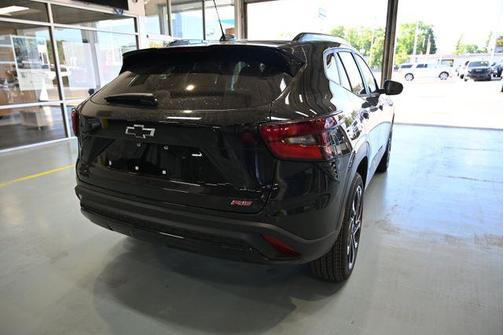 Mosaic Black Metallic 2026 Chevrolet Trax FWD 2RS