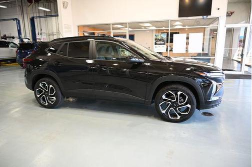 Mosaic Black Metallic 2026 Chevrolet Trax FWD 2RS