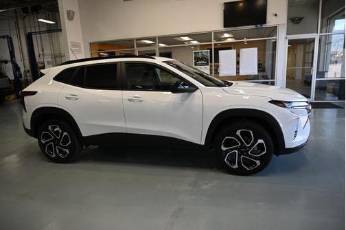 Summit White 2026 Chevrolet Trax FWD 2RS