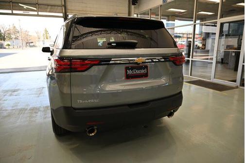 Sterling Gray Metallic 2023 Chevrolet Traverse LT Cloth