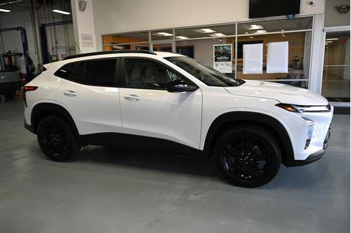 Summit White 2026 Chevrolet Trax FWD ACTIV