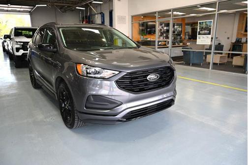 Carbonized Gray Metallic 2022 Ford Edge SE