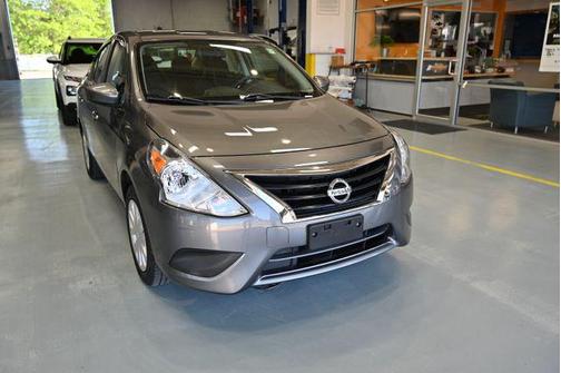 Gun Metallic 2016 Nissan Versa 1.6 SV