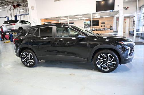 Mosaic Black Metallic 2026 Chevrolet Trax FWD 2RS