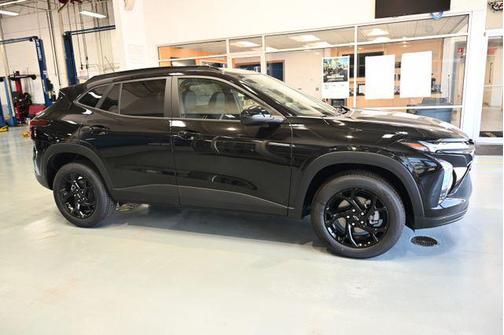 Mosaic Black Metallic 2026 Chevrolet Trax LT
