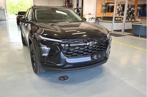 Mosaic Black Metallic 2026 Chevrolet Trax LT