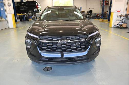 Mosaic Black Metallic 2026 Chevrolet Trax LT