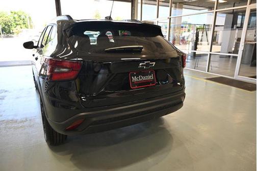 Mosaic Black Metallic 2026 Chevrolet Trax LT