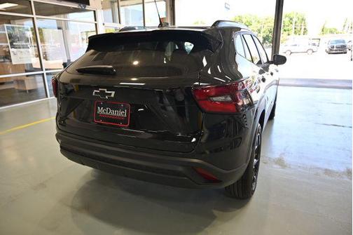 Mosaic Black Metallic 2026 Chevrolet Trax LT