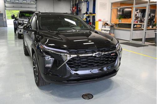 Mosaic Black Metallic 2026 Chevrolet Trax FWD 2RS