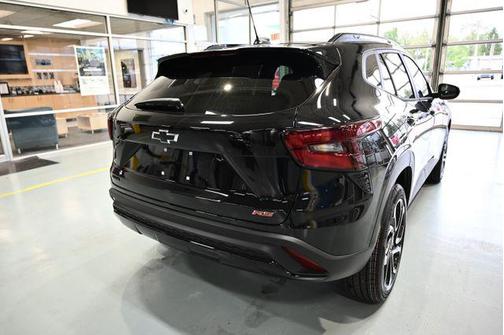 Mosaic Black Metallic 2026 Chevrolet Trax FWD 2RS