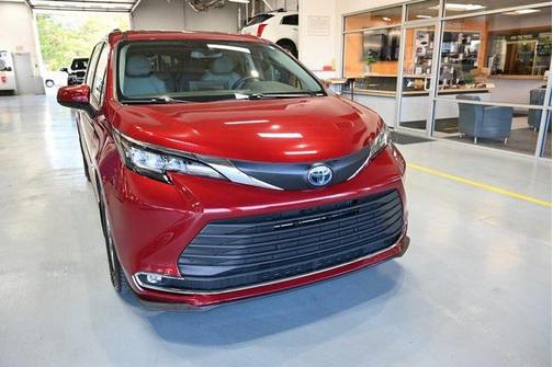 2021 Toyota Sienna XLE 8 Passenger