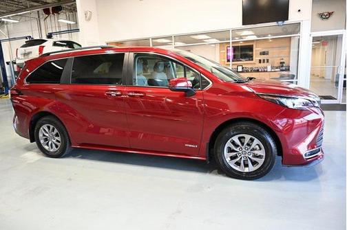 2021 Toyota Sienna XLE 8 Passenger