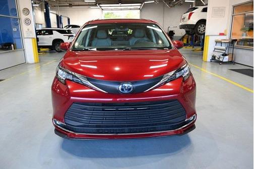 2021 Toyota Sienna XLE 8 Passenger