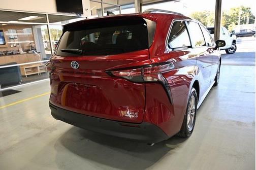 2021 Toyota Sienna XLE 8 Passenger