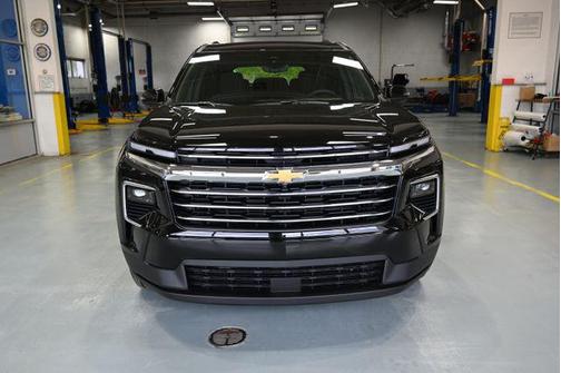 Mosaic Black Metallic 2026 Chevrolet Traverse LT
