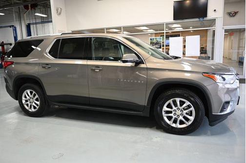 Pepperdust Metallic 2018 Chevrolet Traverse LT Cloth