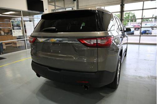 Pepperdust Metallic 2018 Chevrolet Traverse LT Cloth