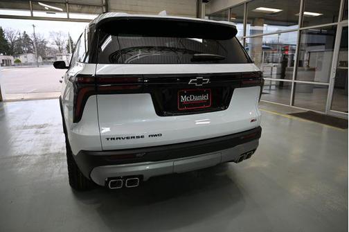 Polar White Tricoat 2026 Chevrolet Traverse AWD Z71