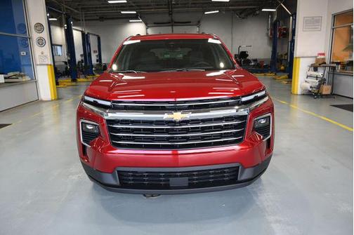Radiant Red Tintcoat 2026 Chevrolet Traverse LT