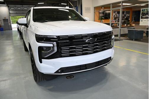 Polar White Tricoat 2026 Chevrolet Suburban High Country, 4WD