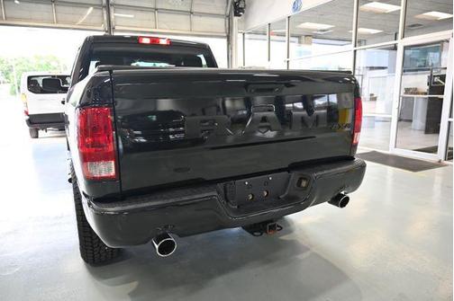 Brilliant Black Crystal Pearlcoat 2018 RAM 1500 Express