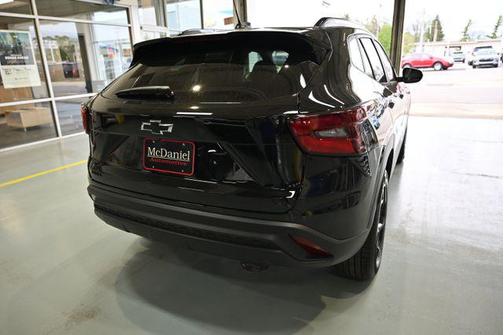 Mosaic Black Metallic 2026 Chevrolet Trax LT