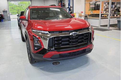 Radiant Red Tintcoat 2026 Chevrolet Equinox FWD ACTIV