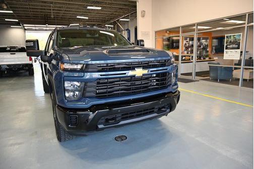 Lakeshore Blue Metallic 2026 Chevrolet Silverado 2500 Custom