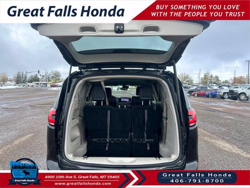 Brilliant Black Crystal Pearlcoat 2022 Chrysler Pacifica Touring L