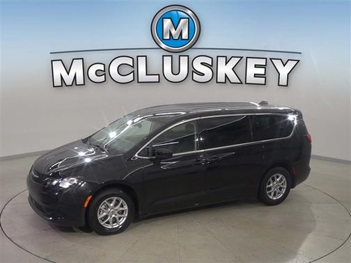 Brilliant Black Crystal Pearlcoat 2023 Chrysler Voyager LX