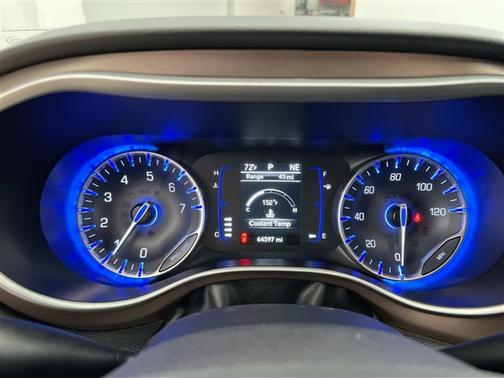 Brilliant Black Crystal Pearlcoat 2023 Chrysler Voyager LX