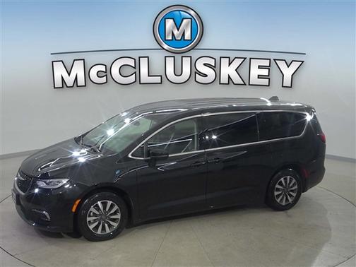 Brilliant Black Crystal Pearlcoat 2023 Chrysler Pacifica Hybrid Touring L