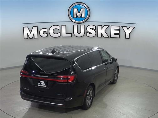 Brilliant Black Crystal Pearlcoat 2023 Chrysler Pacifica Hybrid Touring L