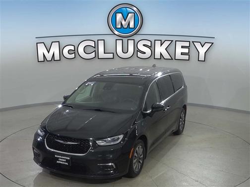 Brilliant Black Crystal Pearlcoat 2023 Chrysler Pacifica Hybrid Touring L