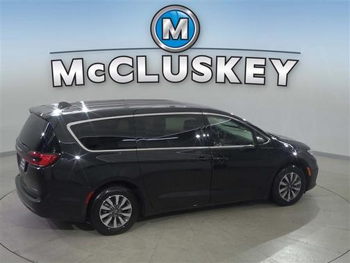 Brilliant Black Crystal Pearlcoat 2023 Chrysler Pacifica Hybrid Touring L