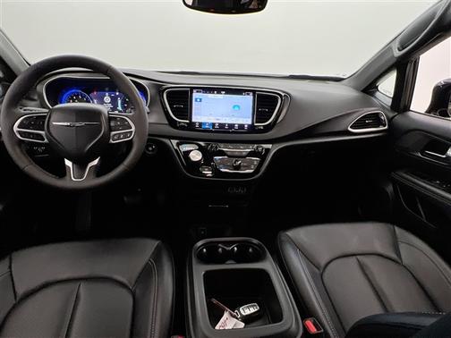 Diamond Black Crystal Pearlcoat 2025 Chrysler Pacifica L