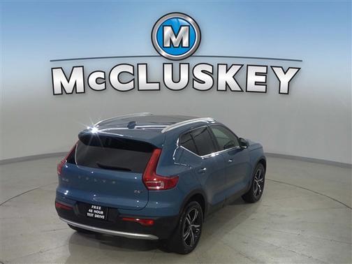 2025 Volvo XC40 B5 Core Bright Theme