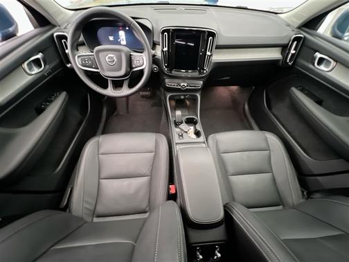 2025 Volvo XC40 B5 Core Bright Theme