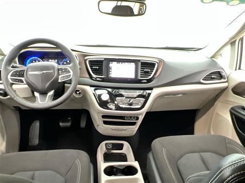Silver Mist Clearcoat 2023 Chrysler Voyager LX