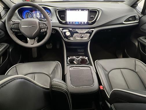 Diamond Black Crystal Pearlcoat 2025 Chrysler Pacifica Limited