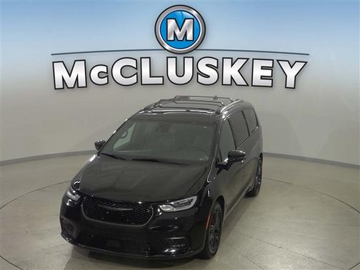 Diamond Black Crystal Pearlcoat 2025 Chrysler Pacifica Limited