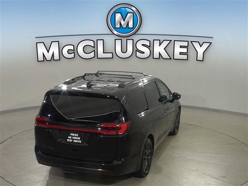 Diamond Black Crystal Pearlcoat 2025 Chrysler Pacifica Limited