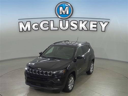 Diamond Black Crystal Pearlcoat 2024 Jeep Compass Latitude Lux