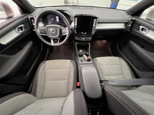 Silver 2024 Volvo XC40 B5 Core
