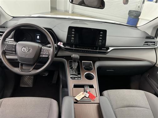 2023 Toyota Sienna LE