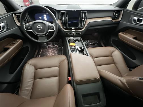 2022 Volvo XC60 B5 Momentum