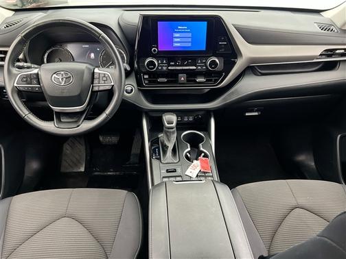 Celestial Silver Metallic 2024 Toyota Highlander LE